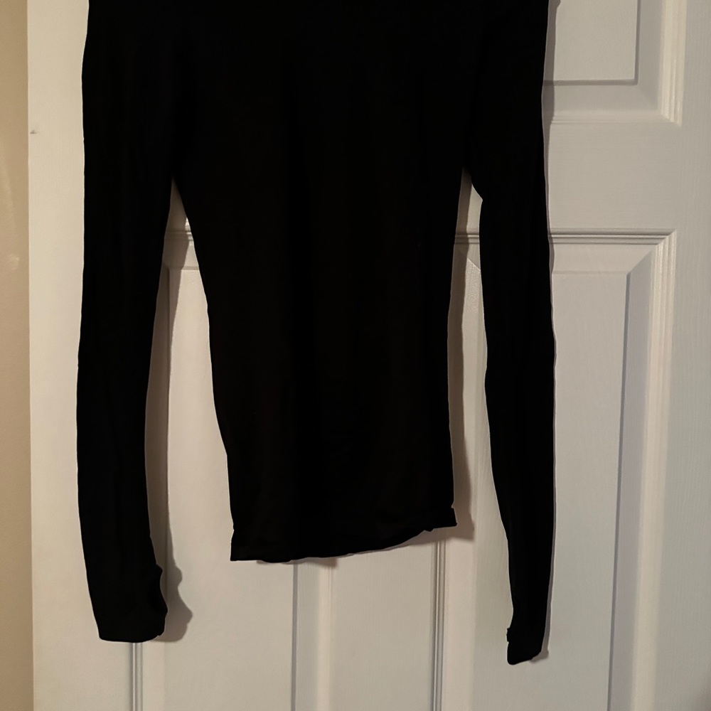 Buffbunny black fitted tee with thumb holes